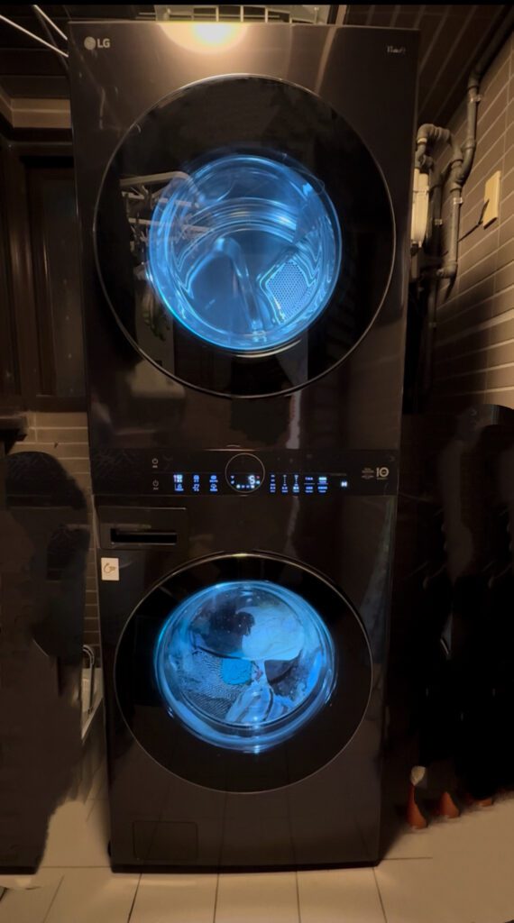 LG WashTower 分離式洗脫烘,19 公斤洗衣 + 16 公斤烘衣,家用陽台安裝實拍。