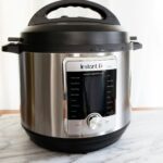 一個 instant pot 音速鍋放在桌上